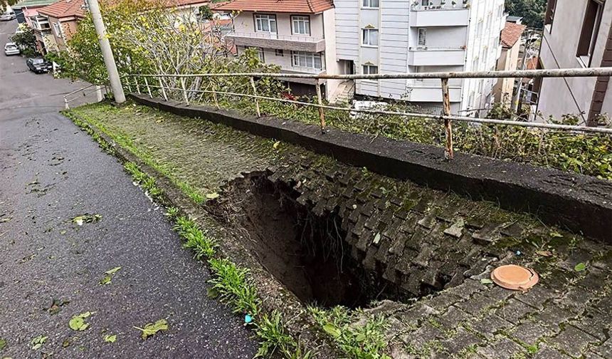 Ereğli'de, kaldırım çöktü!
