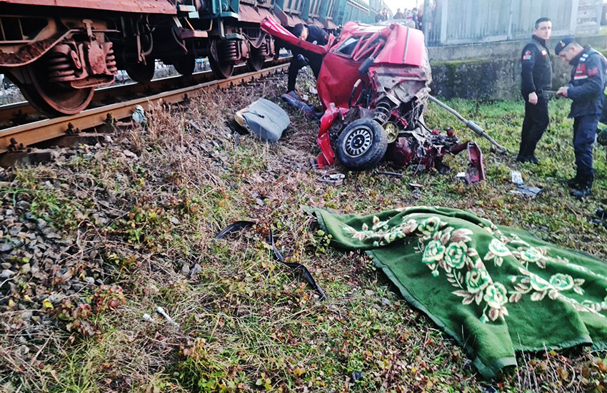 Bariyerden Gecmek Isteyen Surucu Trenin Carpmasi Sonucu Hayatini Kaybetti 3932