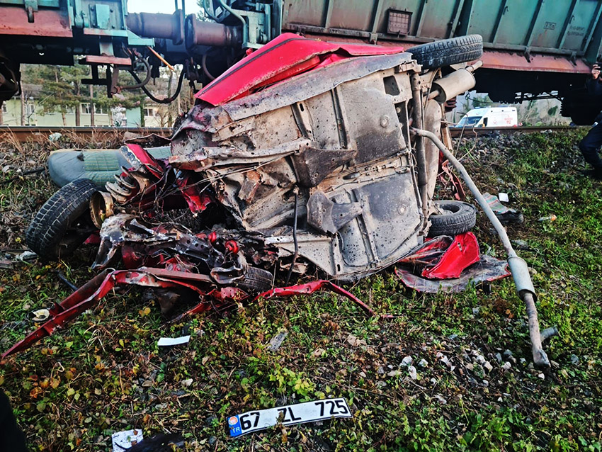 Bariyerden Gecmek Isteyen Surucu Trenin Carpmasi Sonucu Hayatini Kaybetti 3935