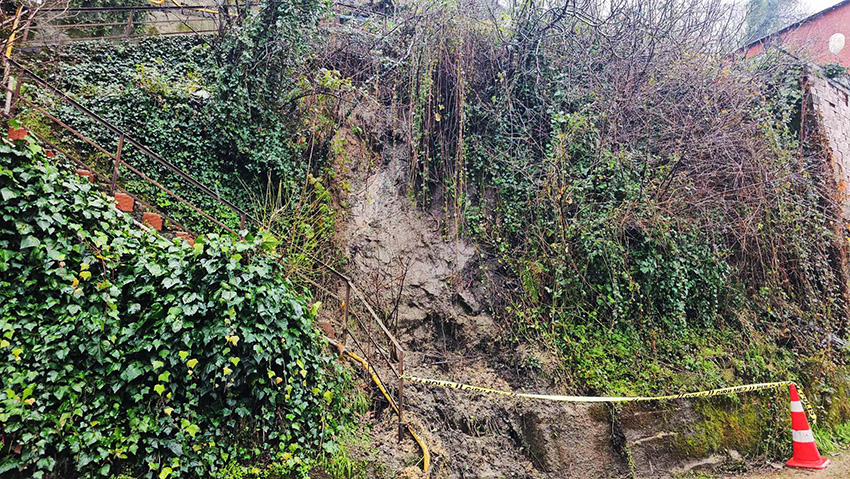 Zonguldak Ta Heyelan Korkusu 8 Evin Yolu Toprak Altinda Kaldi 4009