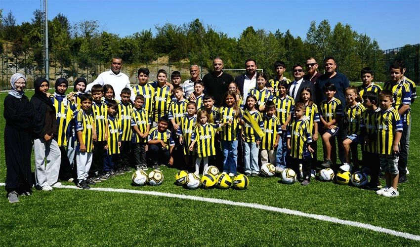 Çocuklara Fenerbahçe forması hediye edildi
