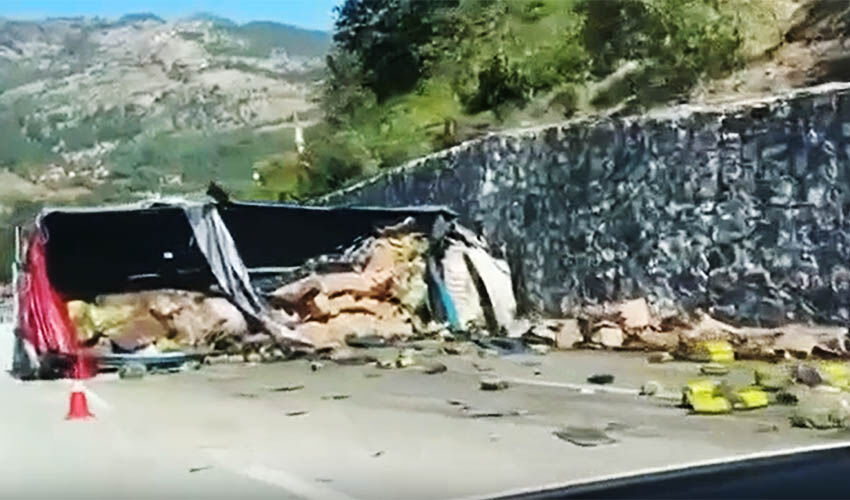 Freni boşalan tır, duvara çarptı: Baba öldü, oğlu yaralı!