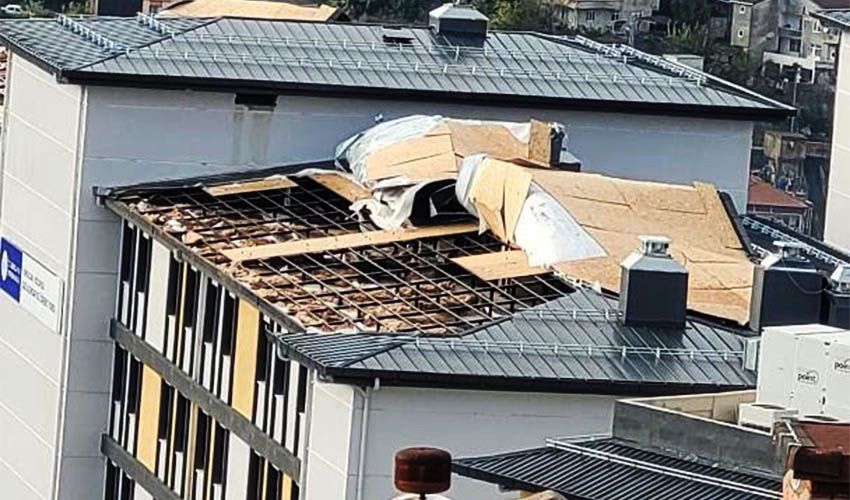 Fırtına, öğrenci yurdunun çatısını söktü!